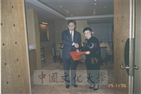 1996年11月25日本校與印弟安那普利斯大學(University of Indianapolis)締結姐妹校，由該校蘭采風教授(Dr. Phylis lan Lin)來台作為傳遞任務的圖片