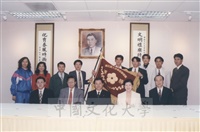 1996年12月董事長張鏡湖接見美孚集團董事長彭誠浩先生及本校巨人棒球隊隊員的圖片