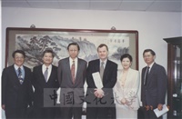 1997年4月8日外賓蒞校參訪並拜會董事長張鏡湖、校長林彩梅的圖片