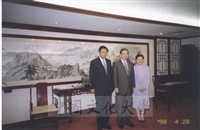 1998年4月28日董事長張鏡湖、校長林彩梅與日本創價大學校長小室金之助合影的圖片