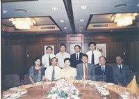 1987年3月1日董事長張鏡湖、校長林彩梅與師長餐叙時合影的圖片