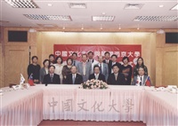 2004年10月18日舉行本校與韓國西京大學締結姐妹校簽約儀式的圖片