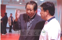 2005年12月5日董事長張鏡湖、校長李天任親臨教職員桌球錦標賽現場觀賽的圖片