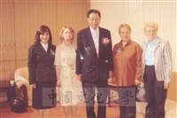 2006年4月29日董事長張鏡湖與參加「第五屆俄語教學國際學術研討會」學者合影景況的圖片