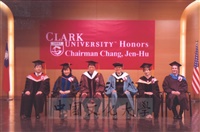 2006年6月16日董事長張鏡湖榮獲美國克拉克大學頒授名譽人文學博士學位，由克拉克大學校長 President John Bassett 蒞校親頒的圖片
