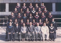 2006年董事長張鏡湖與第四十四屆心理輔導學系畢業生合影留念的圖片