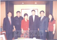 2006年8月17日董事長張鏡湖、校長李天任赴韓訪問與國會議員朴槿惠合影的圖片
