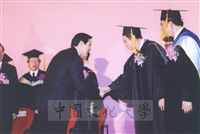 2010年6月5日總統馬英九出席中國文化大學第48屆畢業典禮向董事長張鏡湖握手致意的圖片