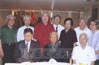 董事長張鏡湖與台北市浙江大學校友會校友於參加壽宴時合影景況的圖片