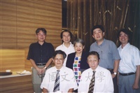 董事長張鏡湖出席日本天理大學暑期海外研習團結業晚宴與師長合影的圖片