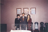 1998年2月13日董事長張鏡湖與印尼華僑路光彥小姐餐叙合影的圖片