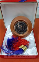 韓國首爾大學贈送中國文化大學紀念徽章的圖片