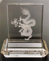 2001年8月深圳市龍崗區人民政府致贈水晶內雕龍座的圖片