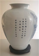 2000年5月19日韓國慶南大學理事長趙根沃蒞臨中國文化大學訪問並致贈瓷瓶作為紀念的圖片