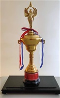 1979年4月28日中國文化學院六十八年度華岡春季運動會，大同工學院院長林挺生致贈「積健為雄」獎盃的圖片