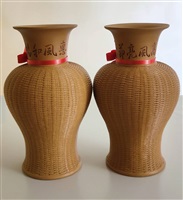 2007年10月4日大陸私立華聯大學敬贈紫砂竹編花瓶的圖片