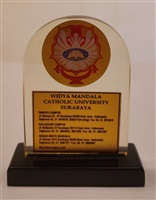 2016年11月7日印尼韋地雅曼達拉天主教大學(Widya Mandala Catholic University Surabaya)致贈校徽塑膠立牌的圖片
