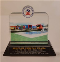 2016年11月7日印尼巴淡島Sekolah Harapan Utama中學致贈校景、校徽塑膠立牌的圖片