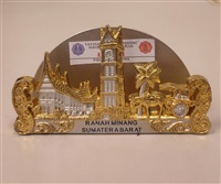 2016年11月7日印尼文殊國民學校致贈西蘇門答臘米南地區(Ranah Minang Sumater a Barat)金屬雕名片架的圖片