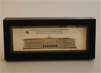 印尼加查馬達大學社會政治科學學院(Universitas Gadjah Mada Faculty of Social and Political Sciences)致贈校園建築圖樣裱框擺件的圖片