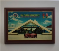 越南海防大學(Hai Phong University)校景木製紀念牌的圖片