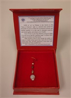 2011年5月24日越南河內國家大學(Vietnam National University, Hanoi)致贈球玉吊飾的圖片