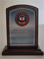 2016年11月7日印尼丹戎檳榔第一州立高級中學SMA Negeri 1 Tanjungpinang致贈木製校徽立牌的圖片