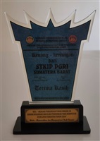 2016年11月7日印尼西蘇門答臘大學(STKIP PGRI Sumatera Barat)致贈校徽塑膠立牌的圖片