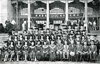 1968年6月中國文化學院夜間部大眾傳播系第一期畢業同學合影的圖片