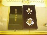 創辦人張其昀博士榮獲日本裕仁天皇贈與勳一等瑞寶章勳章的圖片