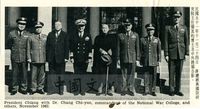 蔣總統與國防研究院主任張其昀博士及中外將領合影。的圖片