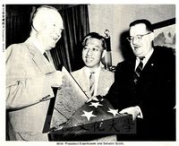 鄺友良博士與艾森豪總統及Senator Scott合影的圖片