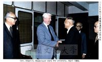中華學術院贈授美國魏德邁將軍名譽哲士的圖片