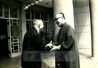 中華學術院院長張其昀於大成館迎接第一屆國際華學會議貴賓( 于斌 )的圖片