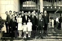 中華學術院院長張其昀先生與第一屆國際華學會議與會代表於閉幕典禮後合影的圖片