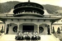 張其昀先生與第一屆國際華學會議各國代表於參觀陽明山中山樓時合影的圖片
