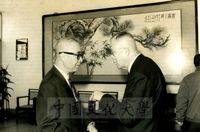 鍾皎光部長等人參訪文化學院後創辦人與次長合影的圖片