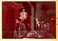 梁敬錞先生於第一屆國際華學會議頒授名譽哲士學位典禮上致詞的圖片