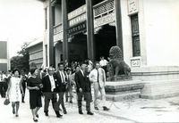 第一屆國際華學會議各國代表前往國立歷史博物館參觀文物的圖片