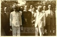 蔣中正率團赴韓國舉行鎮海會議，與眾人的合影。的圖片