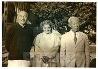 蔣中正率團赴韓國舉行鎮海會議，蔣中正總統與韓國總統李承晚伉儷合影。的圖片