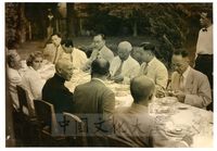 蔣中正率團赴韓國舉行鎮海會議，蔣中正主席與李承晚總統於餐會中的留影。的圖片