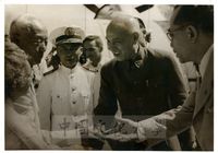 蔣中正率團赴韓國舉行鎮海會議，蔣中正主席與李承晚總統會面時留影。的圖片