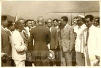蔣中正率團赴韓國舉行鎮海會議，蔣中正總統與李承晚總統會晤的熱烈情形。的圖片