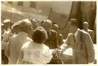 蔣中正率團赴韓國舉行鎮海會議，蔣中正總統與李承晚總統會晤的情形。的圖片