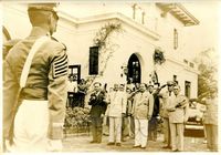 蔣中正率團赴菲律賓舉行碧瑤會議，接受菲國軍隊致意。的圖片