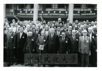 第一屆國際華學會議開幕典禮出席代表合影的圖片