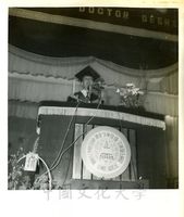 張其昀先生為第一屆國際華學會議頒贈名譽哲士學位致詞的圖片