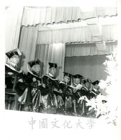 第一屆國際華學會議上頒贈七位與會代表名譽哲士學位的圖片