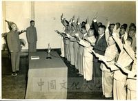 國民黨中央改造委員在中央黨部大禮堂舉行宣誓，總裁蔣中正親自主持。的圖片